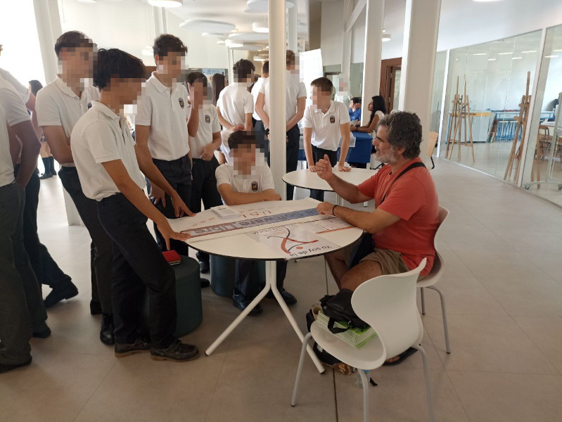 Atendiendo a un grupo de jóvenes que se acercó a preguntar